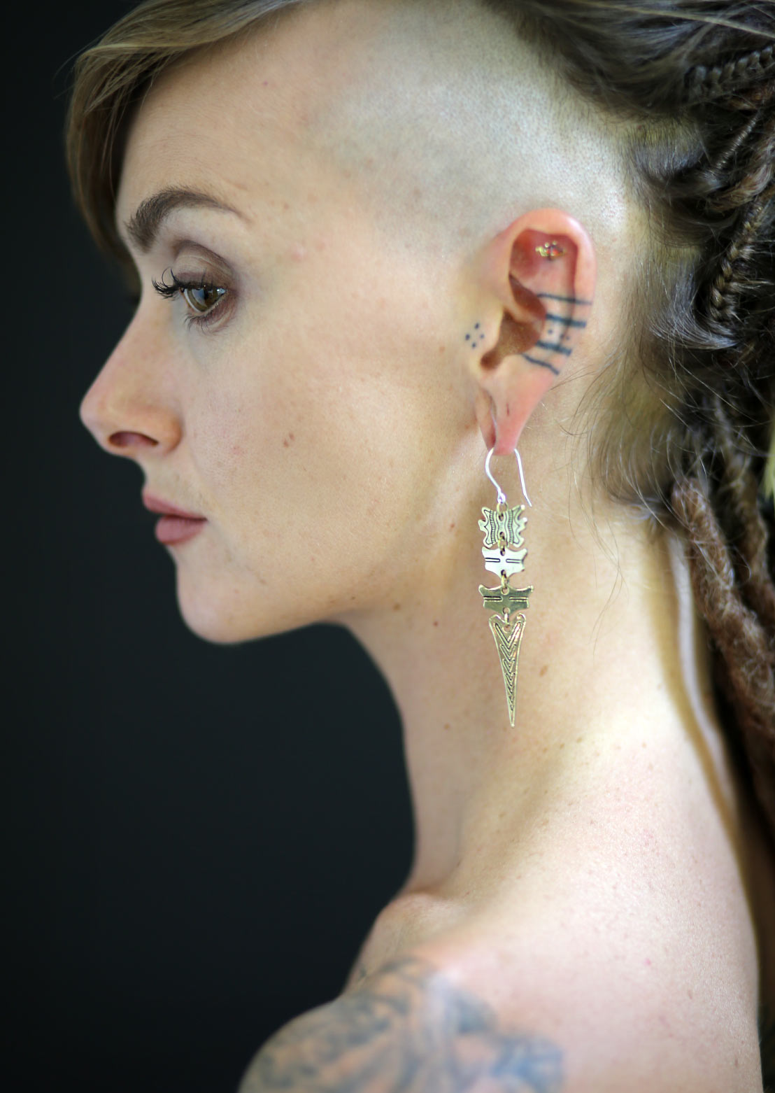 Load image into Gallery viewer, Spine earrings
